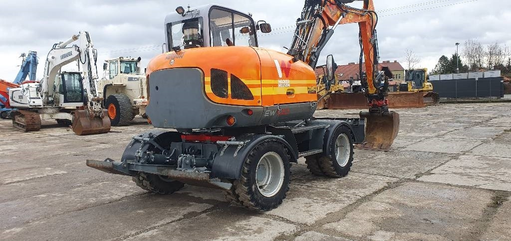 Wacker Neuson Ew100 z rototiltem - حفارة دولاب: صورة 4 Wacker Neuson Ew100 z rototiltem - حفارة دولاب: صورة 4