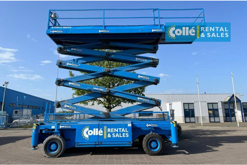 Holland lift M 250 DL 27 | 2003 - رافعة هيدروليكية مقصية: صورة 3 Holland lift M 250 DL 27 | 2003 - رافعة هيدروليكية مقصية: صورة 3