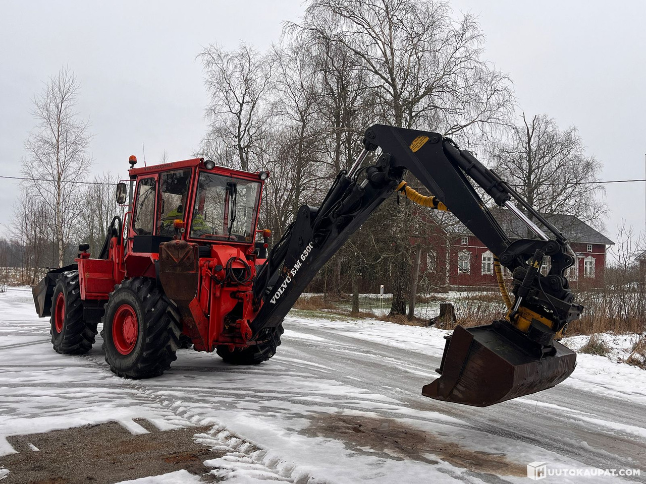 Volvo BM 6300, traktorikaivuri pyörittäjällä ja runsailla lisävarusteilla, 1987, Marttila - جرافة حفار: صورة 5 Volvo BM 6300, traktorikaivuri pyörittäjällä ja runsailla lisävarusteilla, 1987, Marttila - جرافة حفار: صورة 5