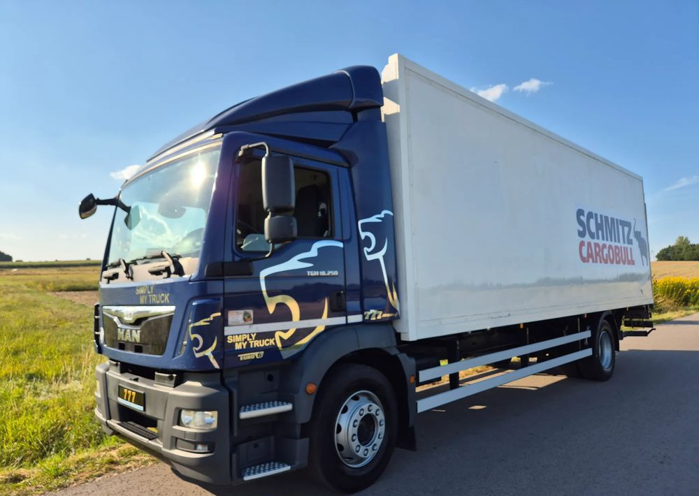 MAN TGM 18.250 Carrier 1950 D/E z Holandii / TOP STAN / 7.5m / 18 palet / winda + drzwi boczne / OKAZJA - شاحنة الفريزر: صورة 1 MAN TGM 18.250 Carrier 1950 D/E z Holandii / TOP STAN / 7.5m / 18 palet / winda + drzwi boczne / OKAZJA - شاحنة الفريزر: صورة 1