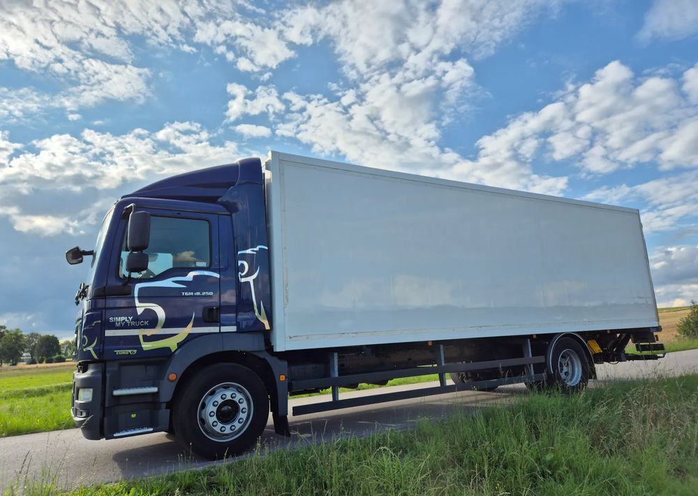 MAN TGM 18.250 Carrier 1950 D/E z Holandii / TOP STAN / 7.5m / 18 palet / winda + drzwi boczne / OKAZJA - شاحنة الفريزر: صورة 1 MAN TGM 18.250 Carrier 1950 D/E z Holandii / TOP STAN / 7.5m / 18 palet / winda + drzwi boczne / OKAZJA - شاحنة الفريزر: صورة 1