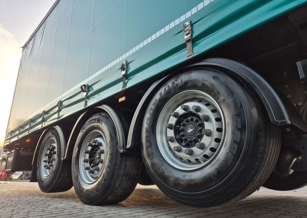 Schmitz Cargobull Standard 2018 2x oś podnoszona podnoszony dach z Niemiec / OŚ PODNOSZONA / ładne opony / nowa plandeka / od pierwszego właściciela / OKAZJA - نصف مقطورة ستارة: صورة 4 Schmitz Cargobull Standard 2018 2x oś podnoszona podnoszony dach z Niemiec / OŚ PODNOSZONA / ładne opony / nowa plandeka / od pierwszego właściciela / OKAZJA - نصف مقطورة ستارة: صورة 4