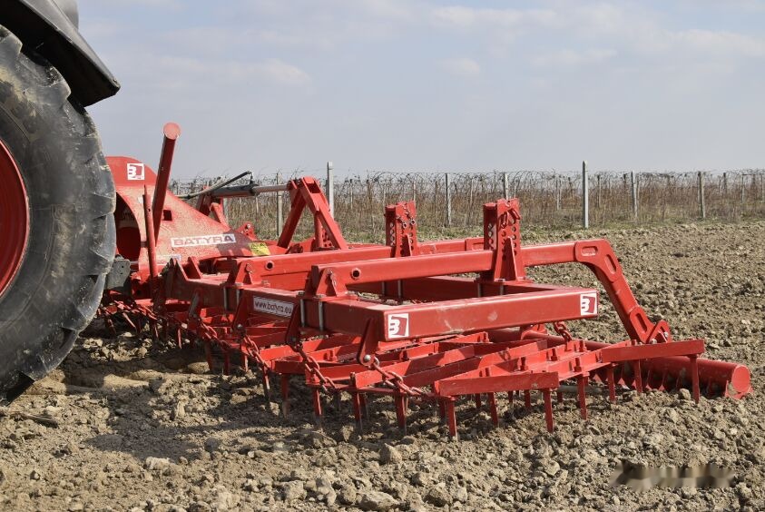New Batyra, Brunner - brona polowa składana hydraulicznie 4,0m - مشط العشب: صورة 4 New Batyra, Brunner - brona polowa składana hydraulicznie 4,0m - مشط العشب: صورة 4