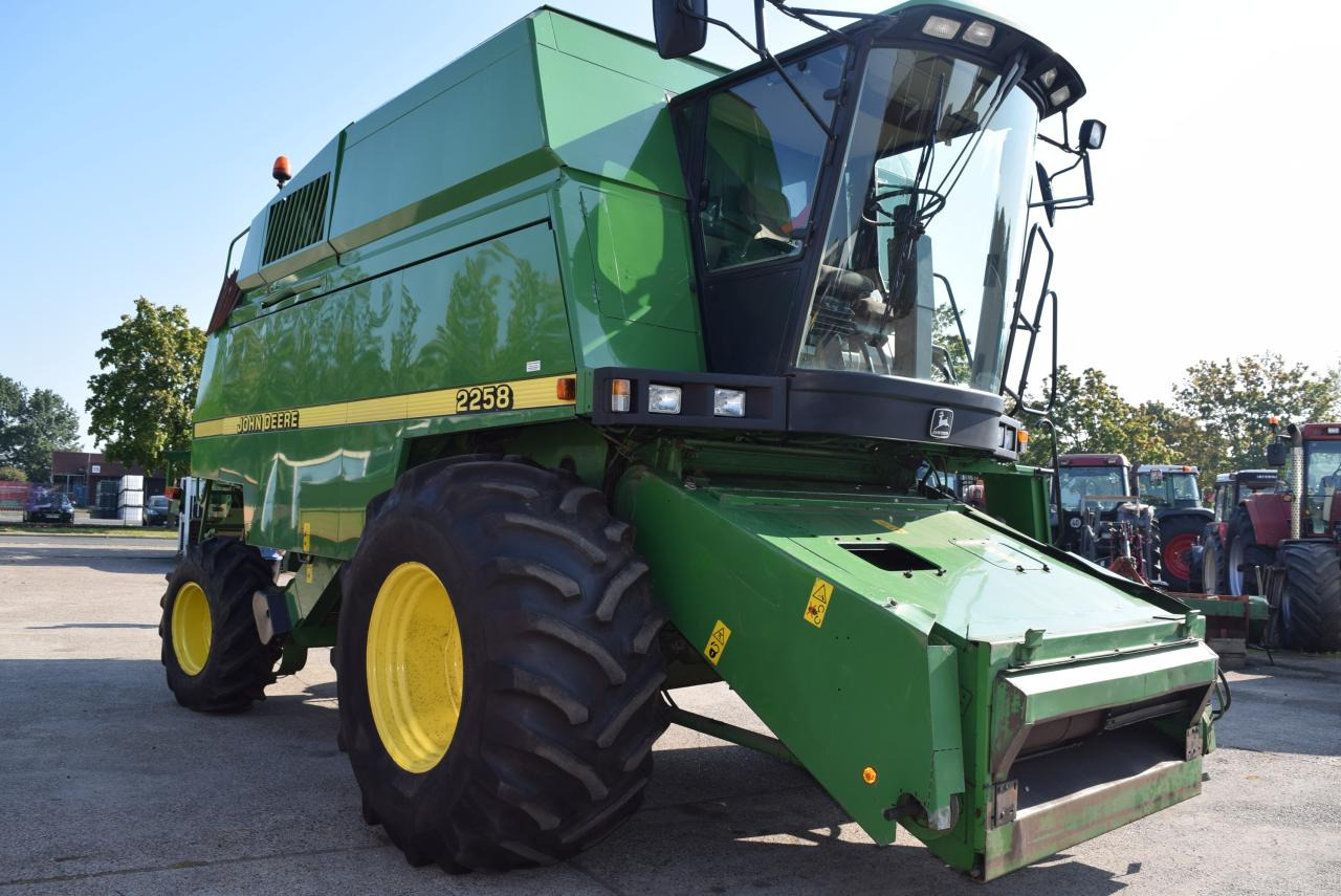 John Deere 2064 - حصادة موحَّدة: صورة 5 John Deere 2064 - حصادة موحَّدة: صورة 5