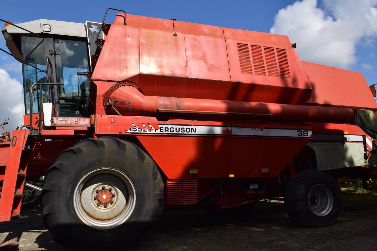 Massey Ferguson MF 38 - حصادة موحَّدة: صورة 3 Massey Ferguson MF 38 - حصادة موحَّدة: صورة 3
