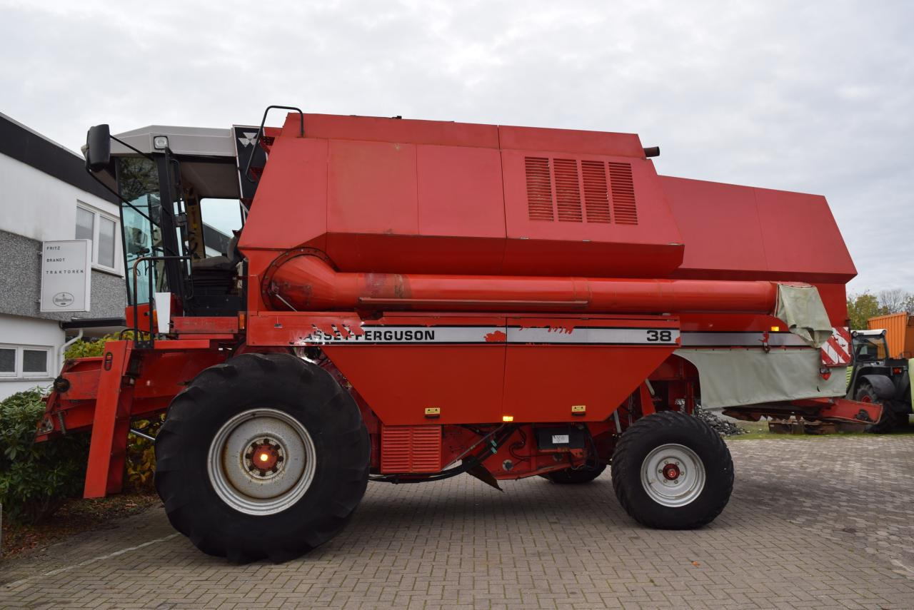 Massey Ferguson MF 38 - حصادة موحَّدة: صورة 2 Massey Ferguson MF 38 - حصادة موحَّدة: صورة 2