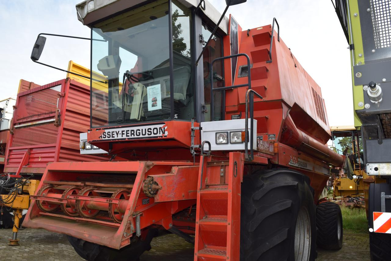 Massey Ferguson MF 38 - حصادة موحَّدة: صورة 1 Massey Ferguson MF 38 - حصادة موحَّدة: صورة 1