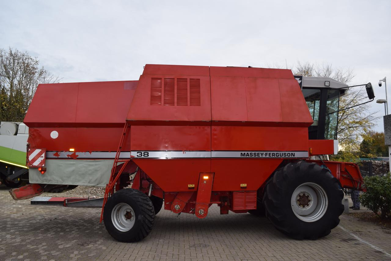 Massey Ferguson MF 38 - حصادة موحَّدة: صورة 1 Massey Ferguson MF 38 - حصادة موحَّدة: صورة 1