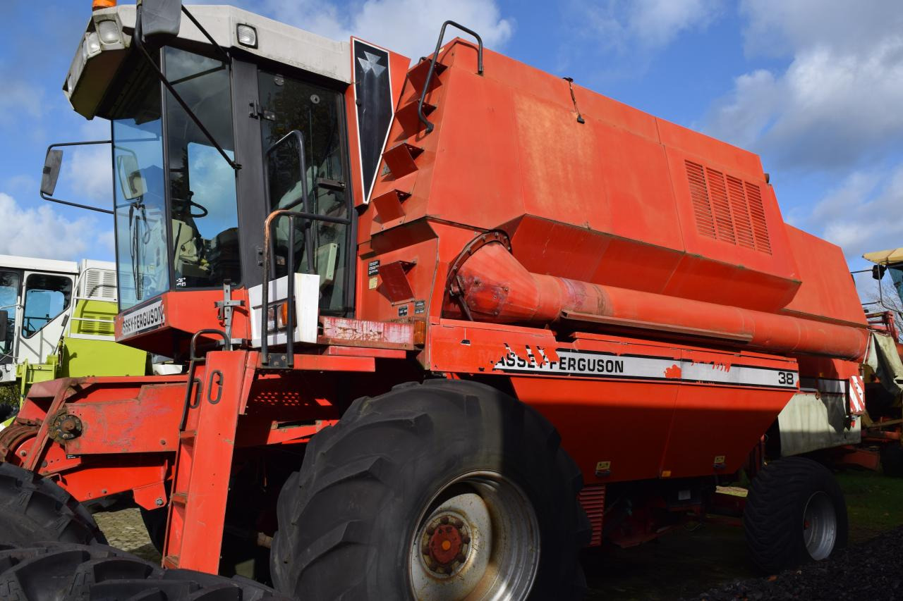 Massey Ferguson MF 38 - حصادة موحَّدة: صورة 2 Massey Ferguson MF 38 - حصادة موحَّدة: صورة 2