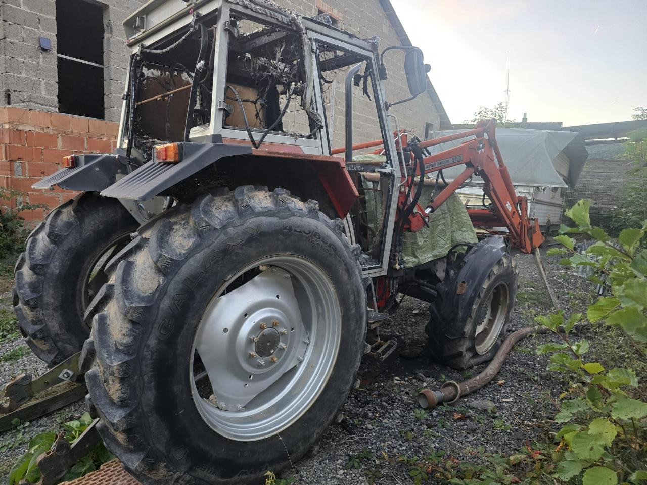Massey Ferguson MF 390 T *Brandschaden* - جرار: صورة 1 Massey Ferguson MF 390 T *Brandschaden* - جرار: صورة 1