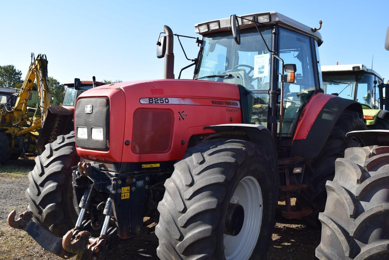 Massey Ferguson MF 8250 - جرار: صورة 1 Massey Ferguson MF 8250 - جرار: صورة 1