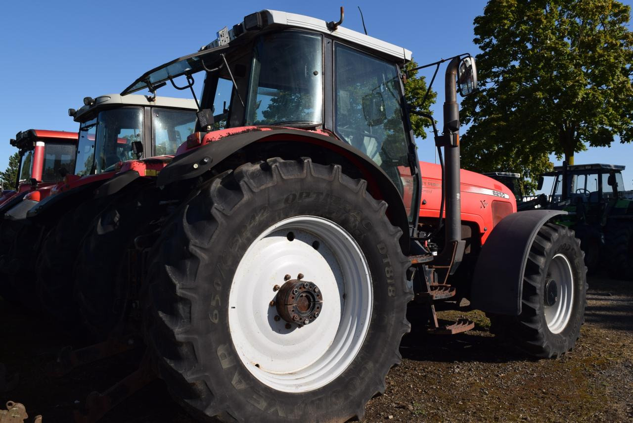 Massey Ferguson MF 8250 - جرار: صورة 4 Massey Ferguson MF 8250 - جرار: صورة 4