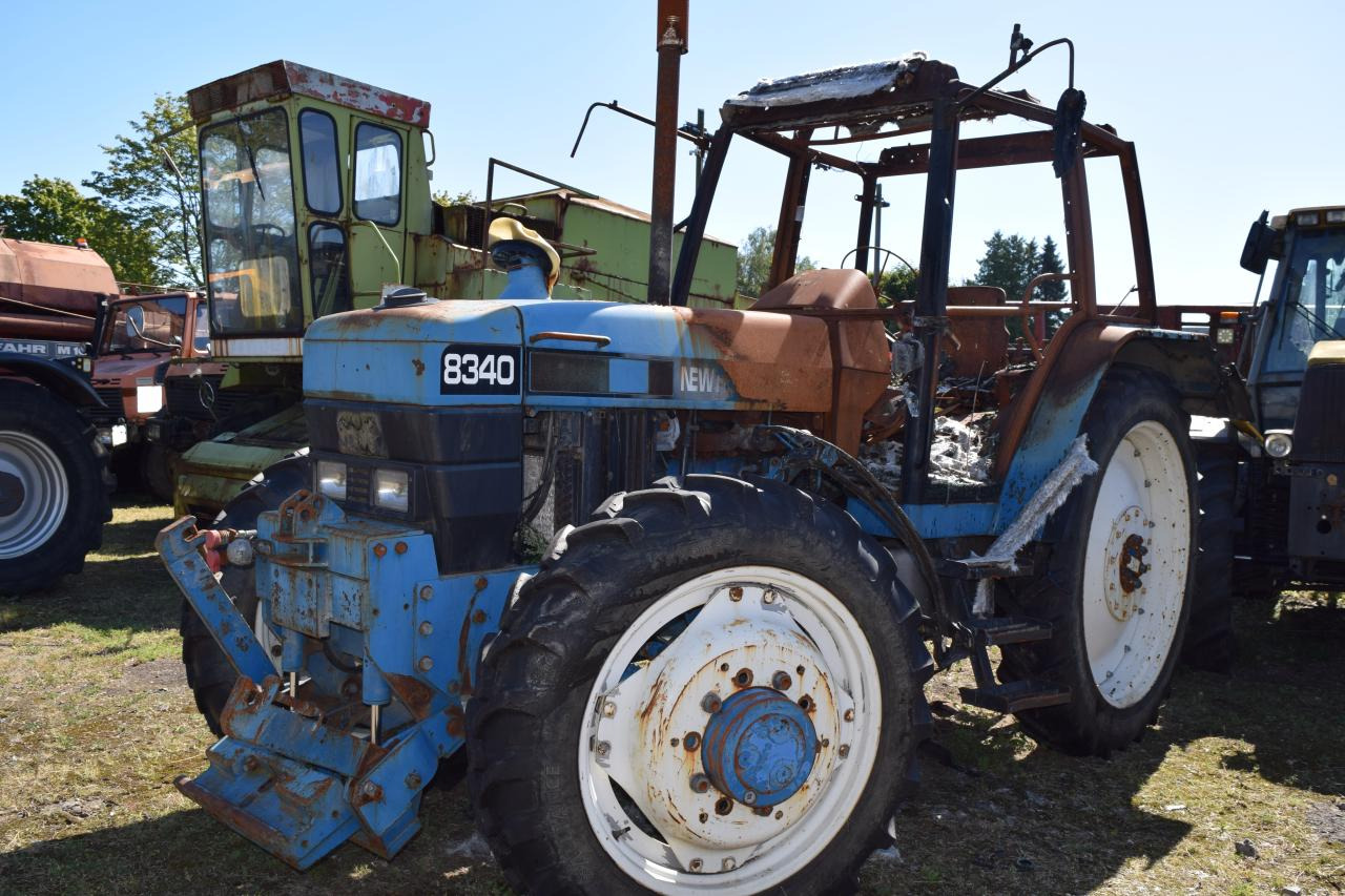 New Holland 8340 *zur Teileverwertung* - جرار: صورة 2 New Holland 8340 *zur Teileverwertung* - جرار: صورة 2