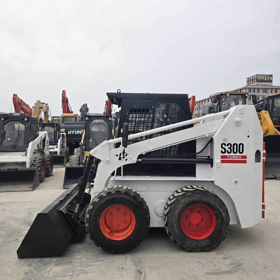 BOBCAT S300 - شيول صغير: صورة 1 BOBCAT S300 - شيول صغير: صورة 1