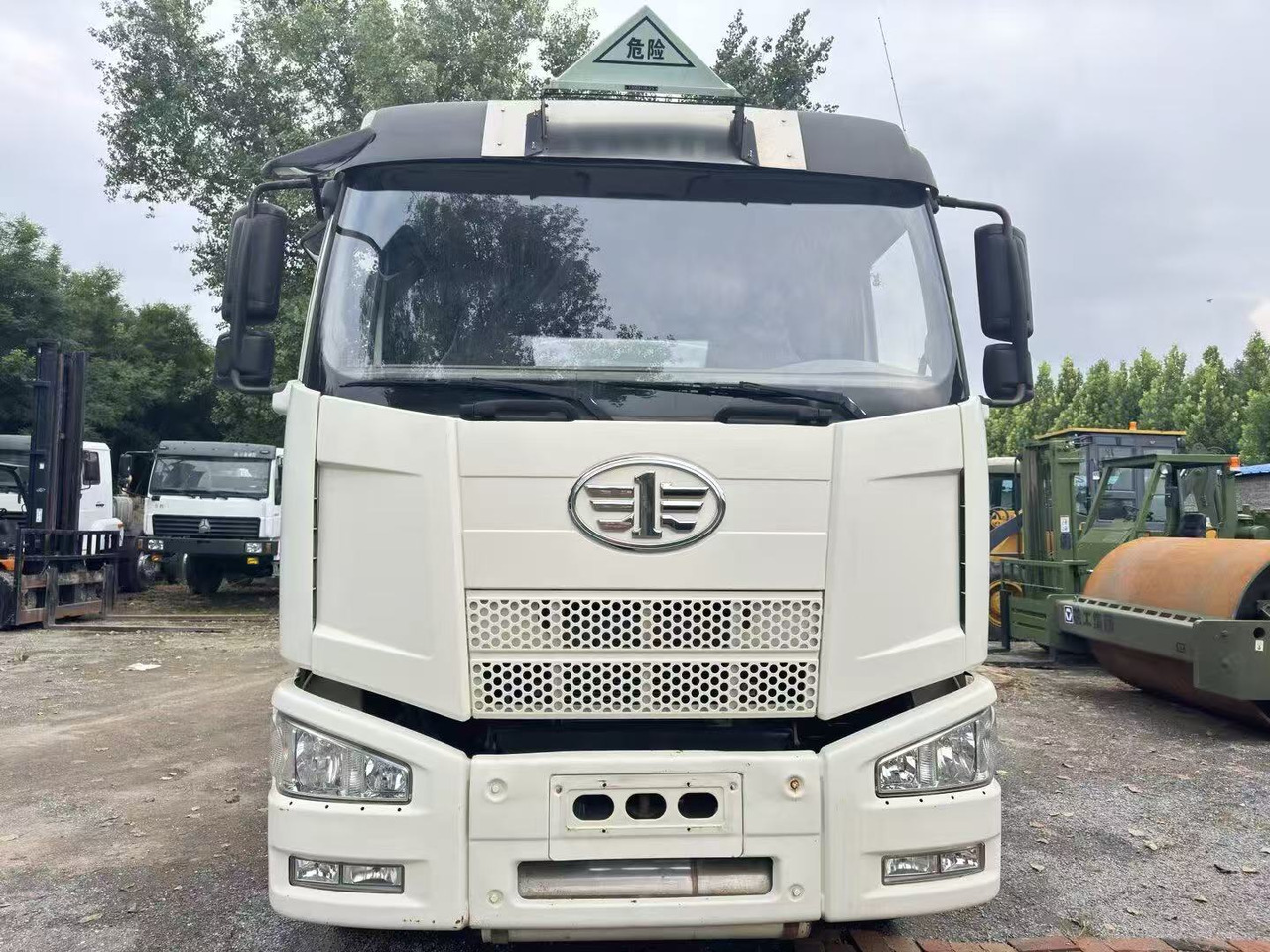 FAW tanker truck - شاحنة صهريج: صورة 5 FAW tanker truck - شاحنة صهريج: صورة 5