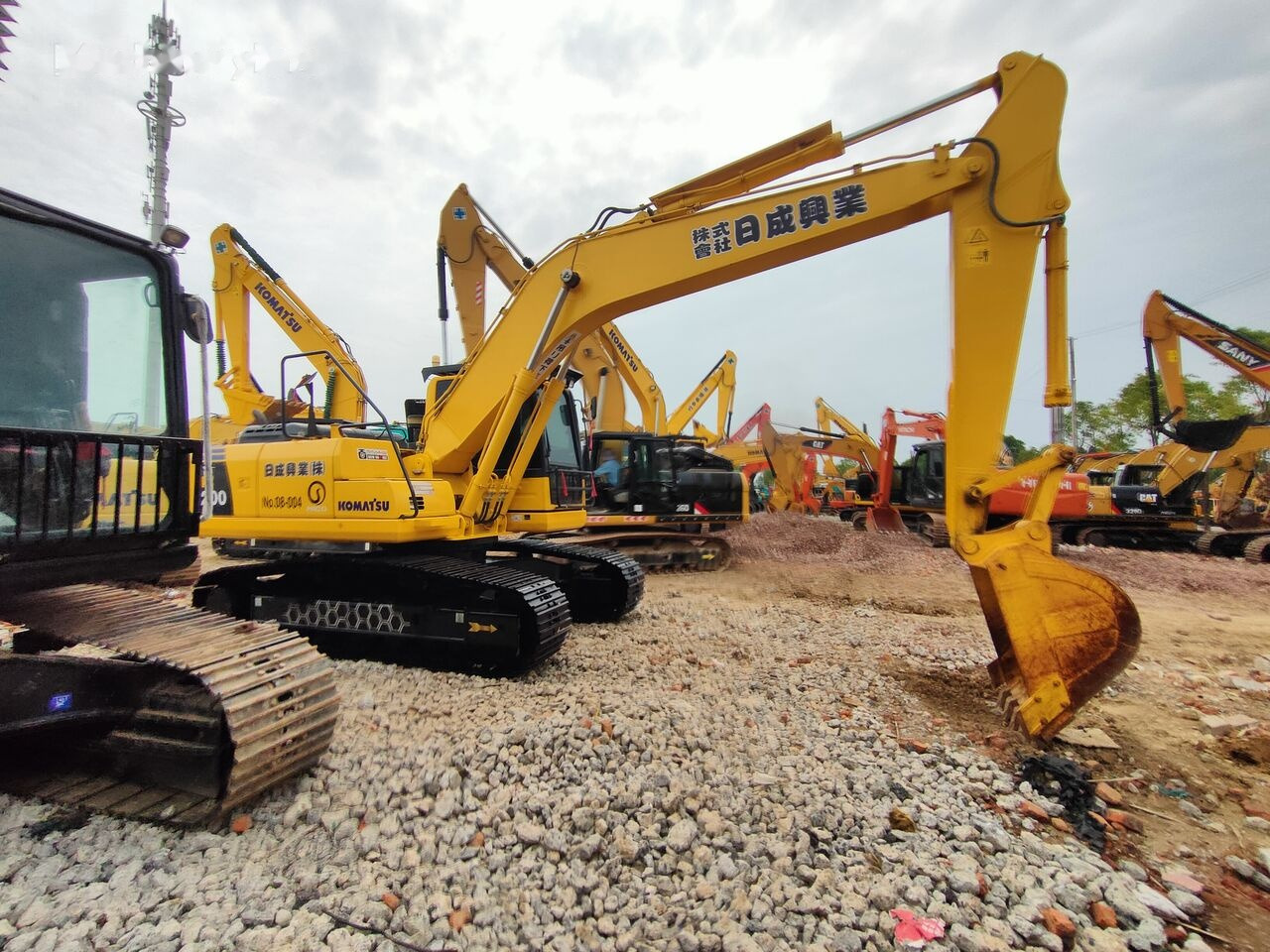 حفار زحاف Komatsu PC200-8: صورة 6