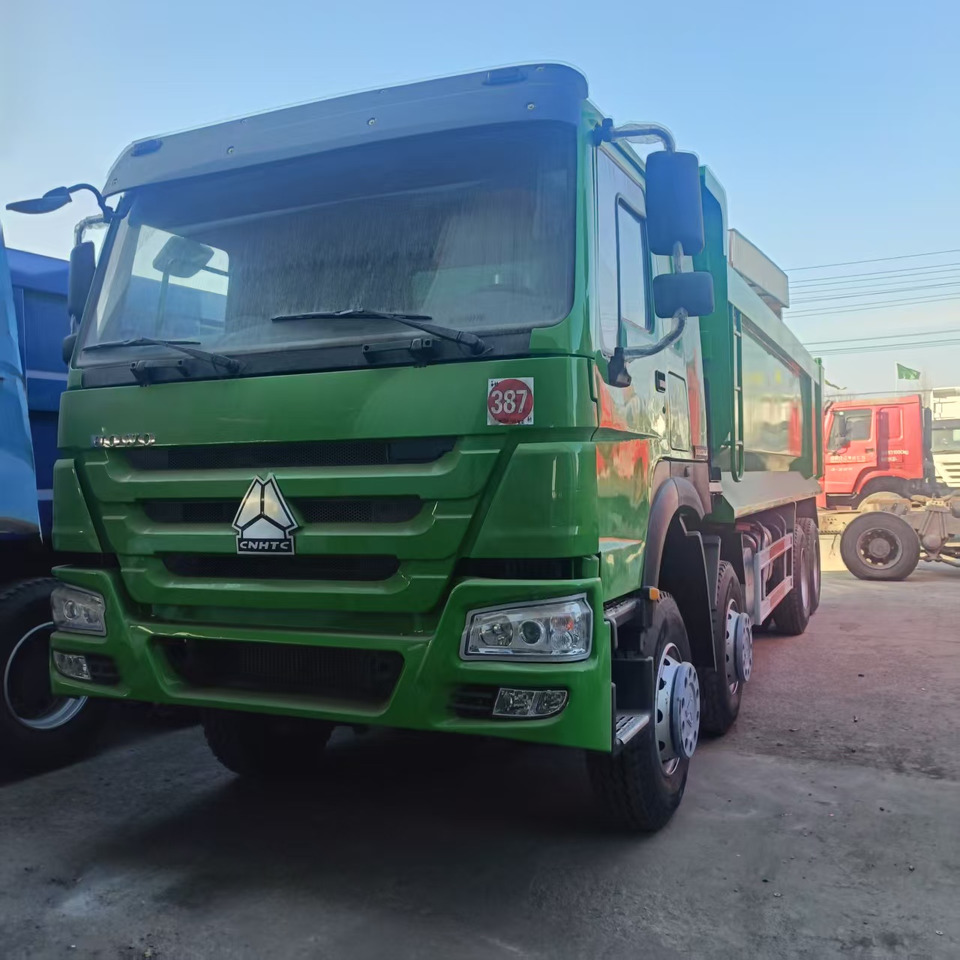 SINOTRUK HOWO 8x4 - شاحنة مقفلة: صورة 2 SINOTRUK HOWO 8x4 - شاحنة مقفلة: صورة 2