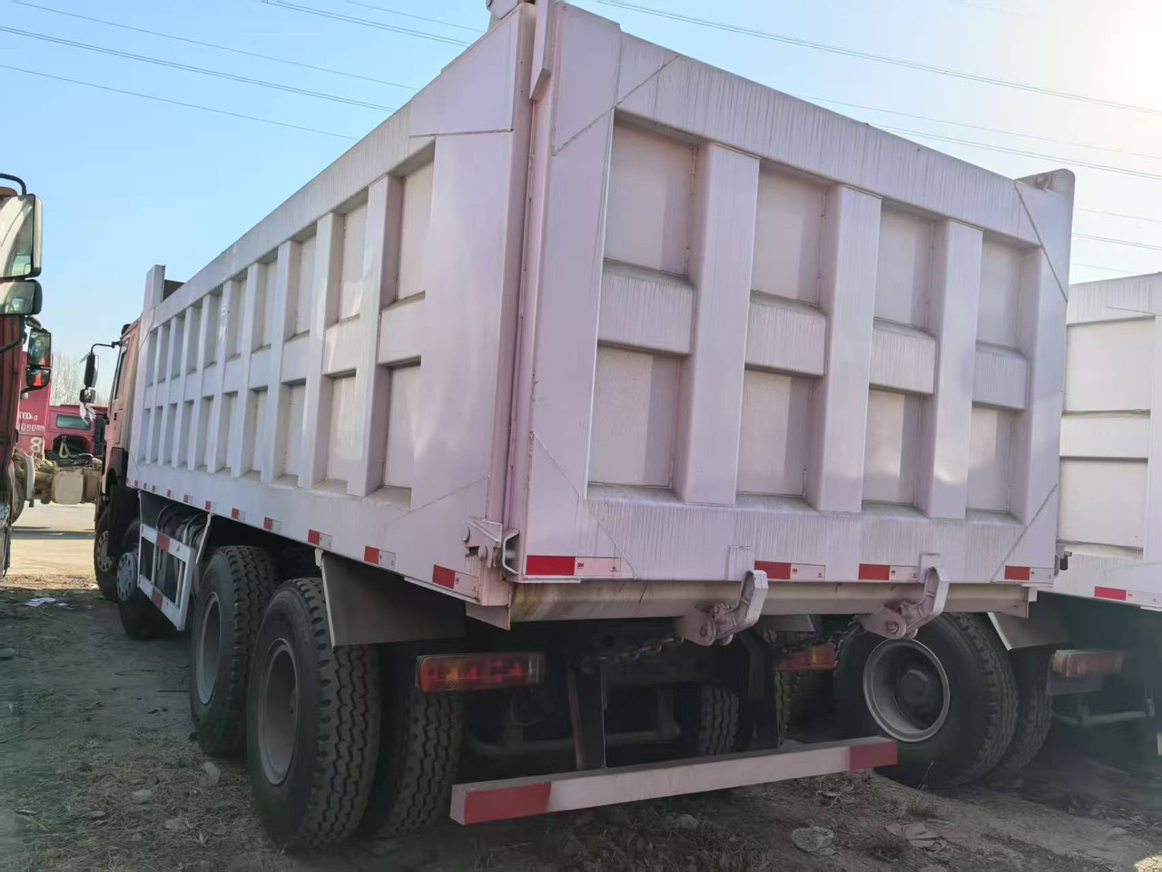 SINOTRUK HOWO 8x4 - شاحنة قلاب: صورة 4 SINOTRUK HOWO 8x4 - شاحنة قلاب: صورة 4