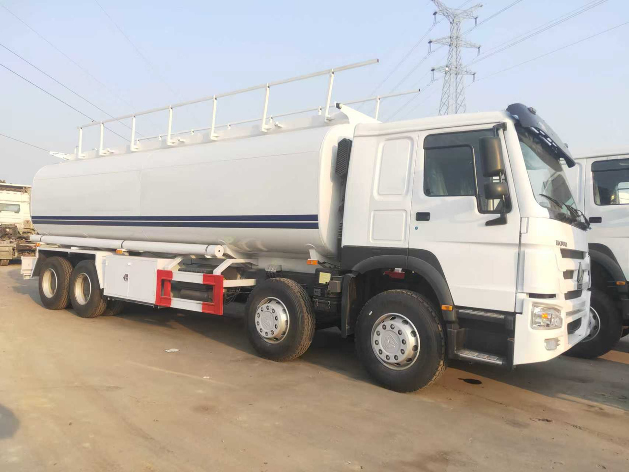 SINOTRUK HOWO Fuel Tank - شاحنة صهريج: صورة 2 SINOTRUK HOWO Fuel Tank - شاحنة صهريج: صورة 2