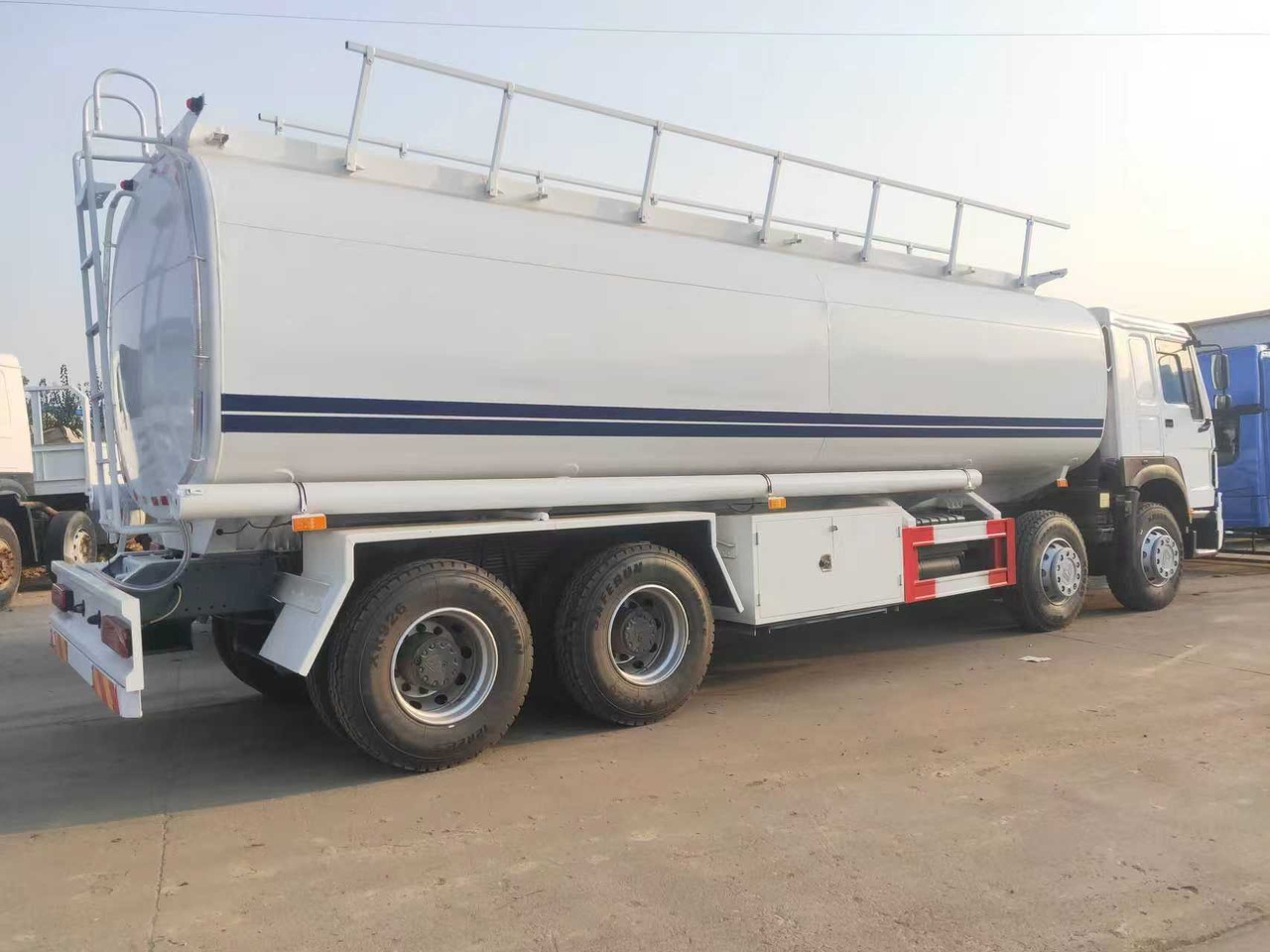 SINOTRUK HOWO Fuel Tank - شاحنة صهريج: صورة 3 SINOTRUK HOWO Fuel Tank - شاحنة صهريج: صورة 3