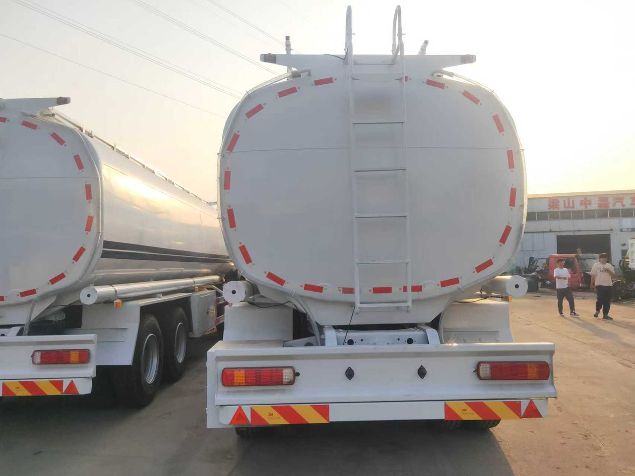 SINOTRUK HOWO Fuel Tank - شاحنة صهريج: صورة 5 SINOTRUK HOWO Fuel Tank - شاحنة صهريج: صورة 5