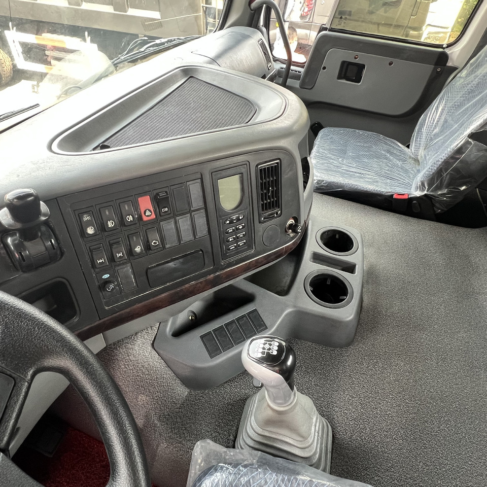 SINOTRUK HOWO tralier head - وحدة جر: صورة 4 SINOTRUK HOWO tralier head - وحدة جر: صورة 4