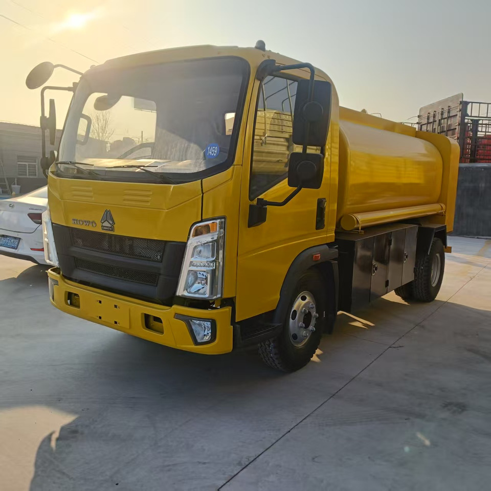 SINOTRUK Tanker truck - شاحنة صهريج: صورة 2 SINOTRUK Tanker truck - شاحنة صهريج: صورة 2