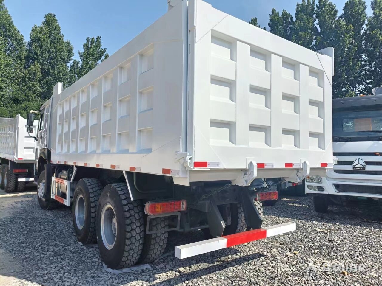 Sinotruk Howo  - شاحنة قلاب: صورة 1 Sinotruk Howo  - شاحنة قلاب: صورة 1