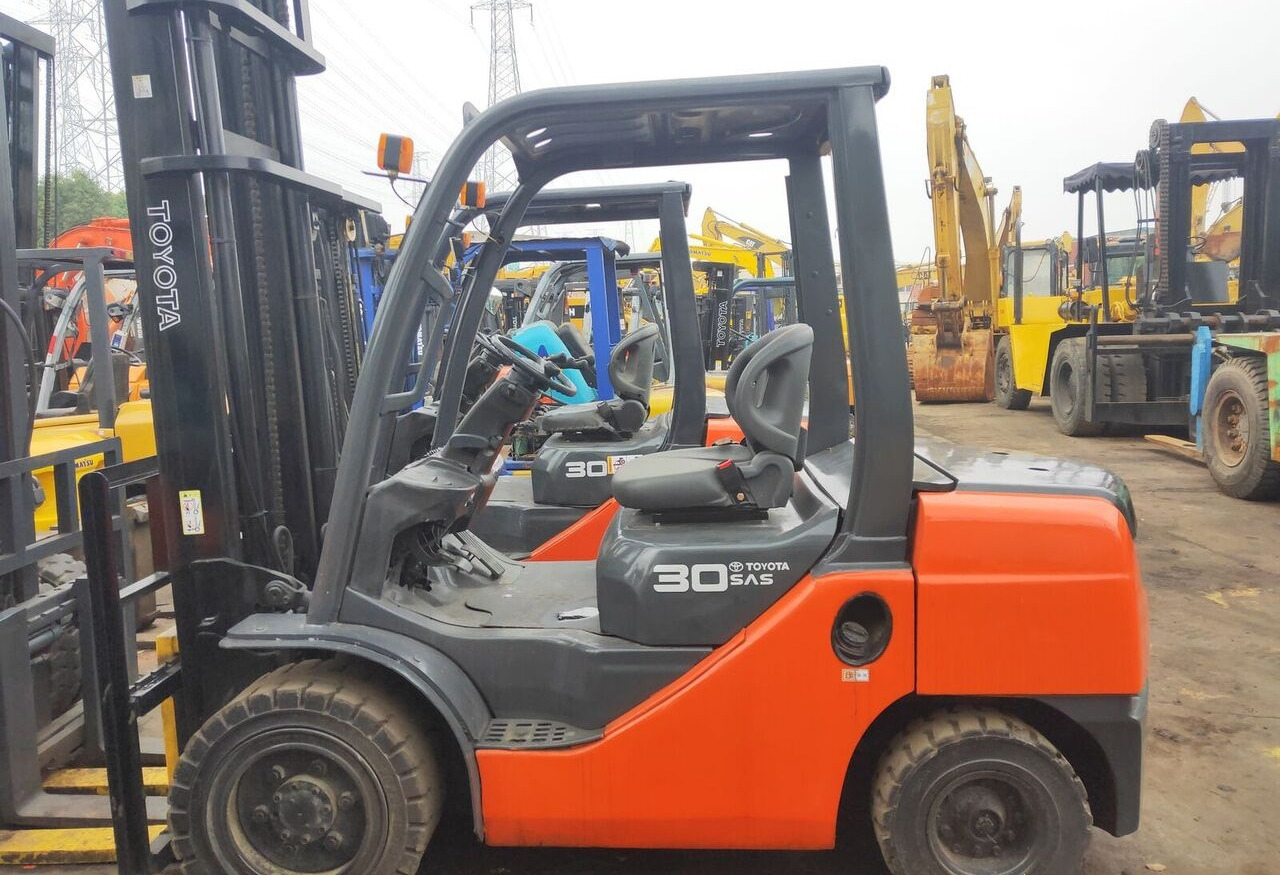 Toyota FD30 - رافعة شوكية ديزل: صورة 4 Toyota FD30 - رافعة شوكية ديزل: صورة 4