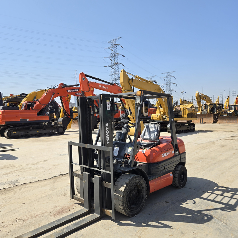 Toyota FD30 - رافعة شوكية ديزل: صورة 3 Toyota FD30 - رافعة شوكية ديزل: صورة 3