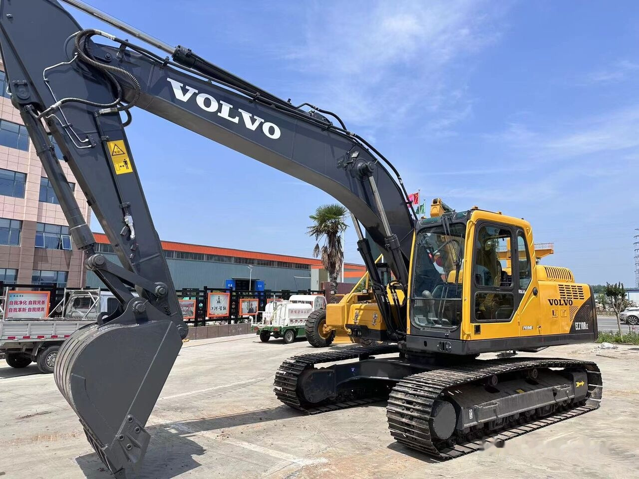 Volvo EC210BLC - حفار زحاف: صورة 1 Volvo EC210BLC - حفار زحاف: صورة 1