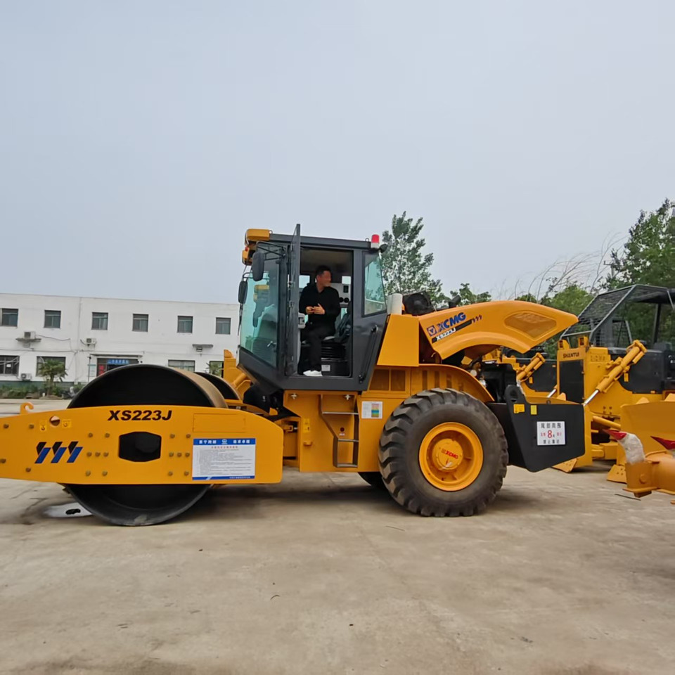 XCMG XS233J - مدحلة ضاغطة: صورة 1 XCMG XS233J - مدحلة ضاغطة: صورة 1