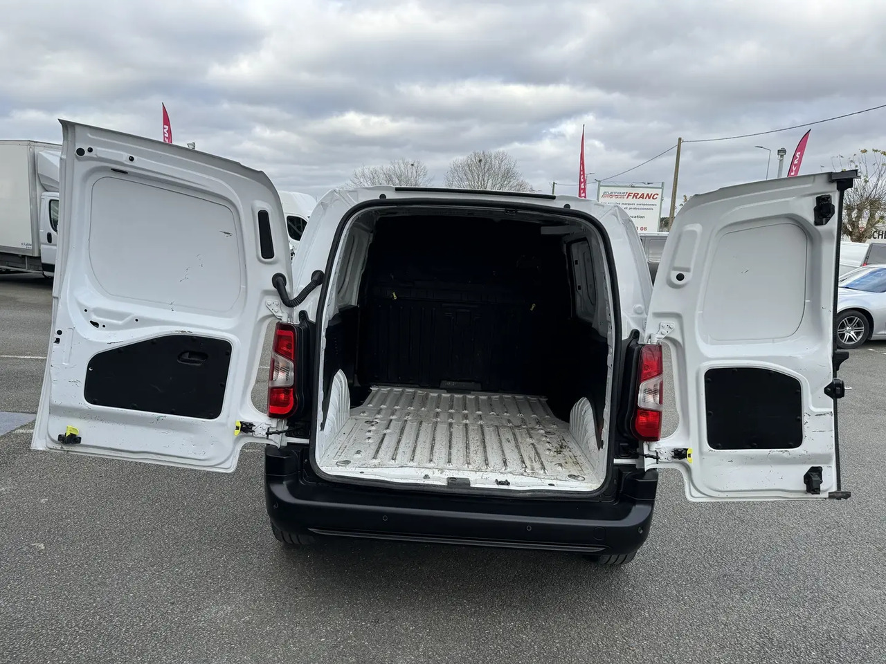 Citroen Berlingo M 650KG BLUEHDI 100 S&S DRIVER - فان: صورة 3 Citroen Berlingo M 650KG BLUEHDI 100 S&S DRIVER - فان: صورة 3