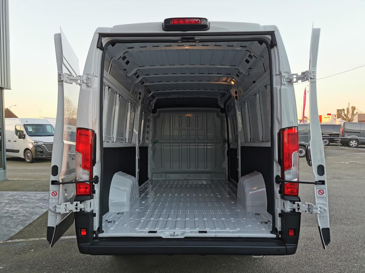 FIAT Ducato Tôlé Maxi 3.5 XL H2 2.2 - 140 S&S III FOURGON TOLE Fourgon Tôlé - فان: صورة 3 FIAT Ducato Tôlé Maxi 3.5 XL H2 2.2 - 140 S&S III FOURGON TOLE Fourgon Tôlé - فان: صورة 3