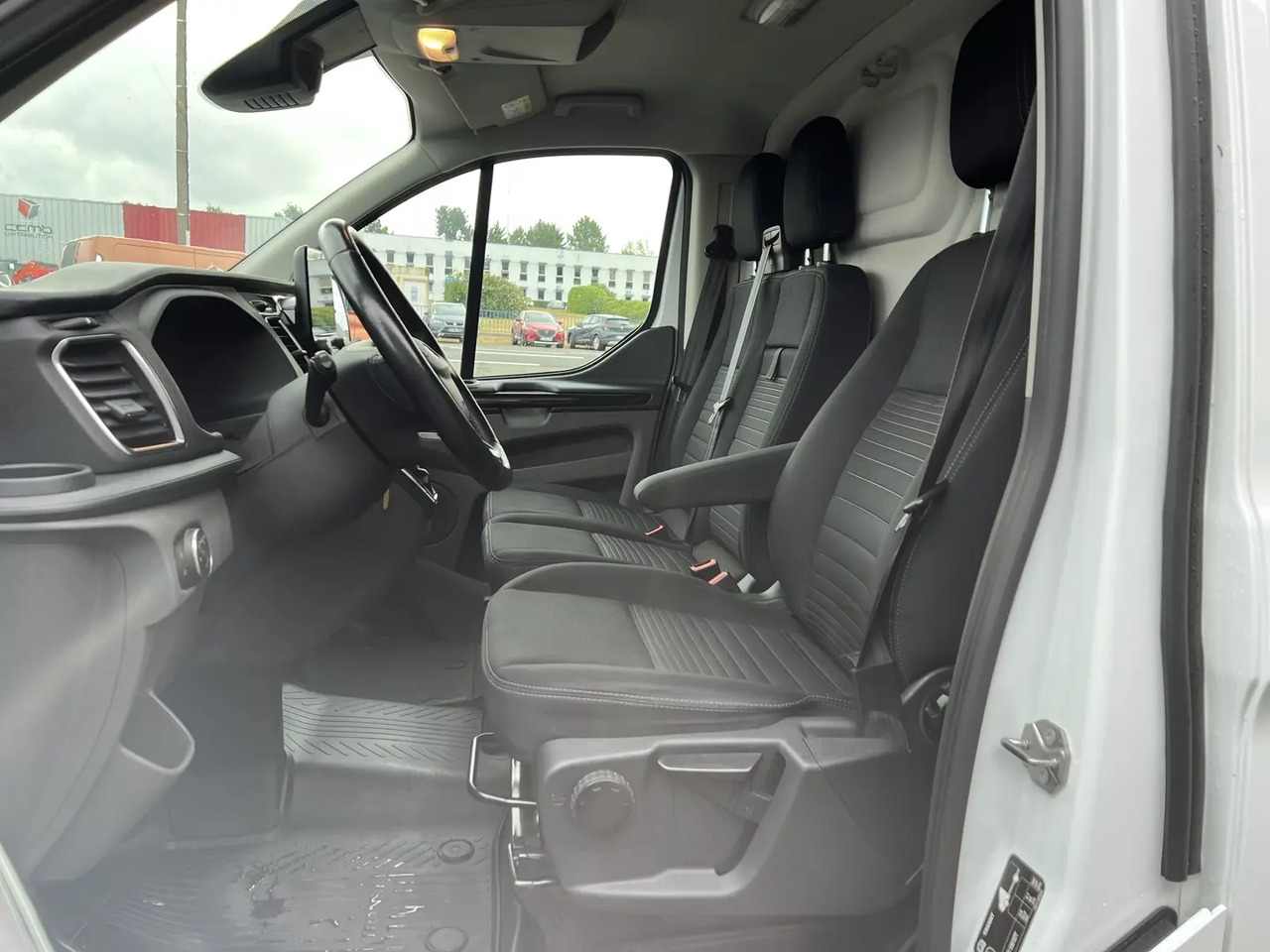 Ford Transit Custom 300 L1H1 2.0 ECOBLUE 130 S&S LIMITED BVA6 - فان: صورة 3 Ford Transit Custom 300 L1H1 2.0 ECOBLUE 130 S&S LIMITED BVA6 - فان: صورة 3