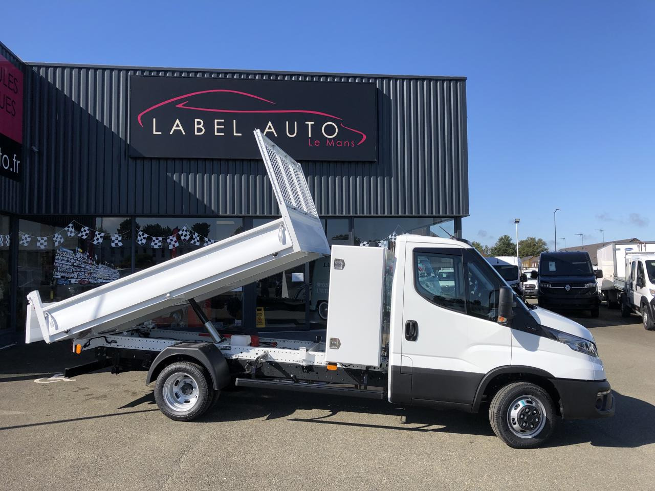 IVECO Daily 35 C 16 P S&S (Quad-Leaf) CHASSIS CABINE 2014 35C/35S Chassis cabine 35 C Epmt.3.75 PHASE - قلاب صغير: صورة 1 IVECO Daily 35 C 16 P S&S (Quad-Leaf) CHASSIS CABINE 2014 35C/35S Chassis cabine 35 C Epmt.3.75 PHASE - قلاب صغير: صورة 1
