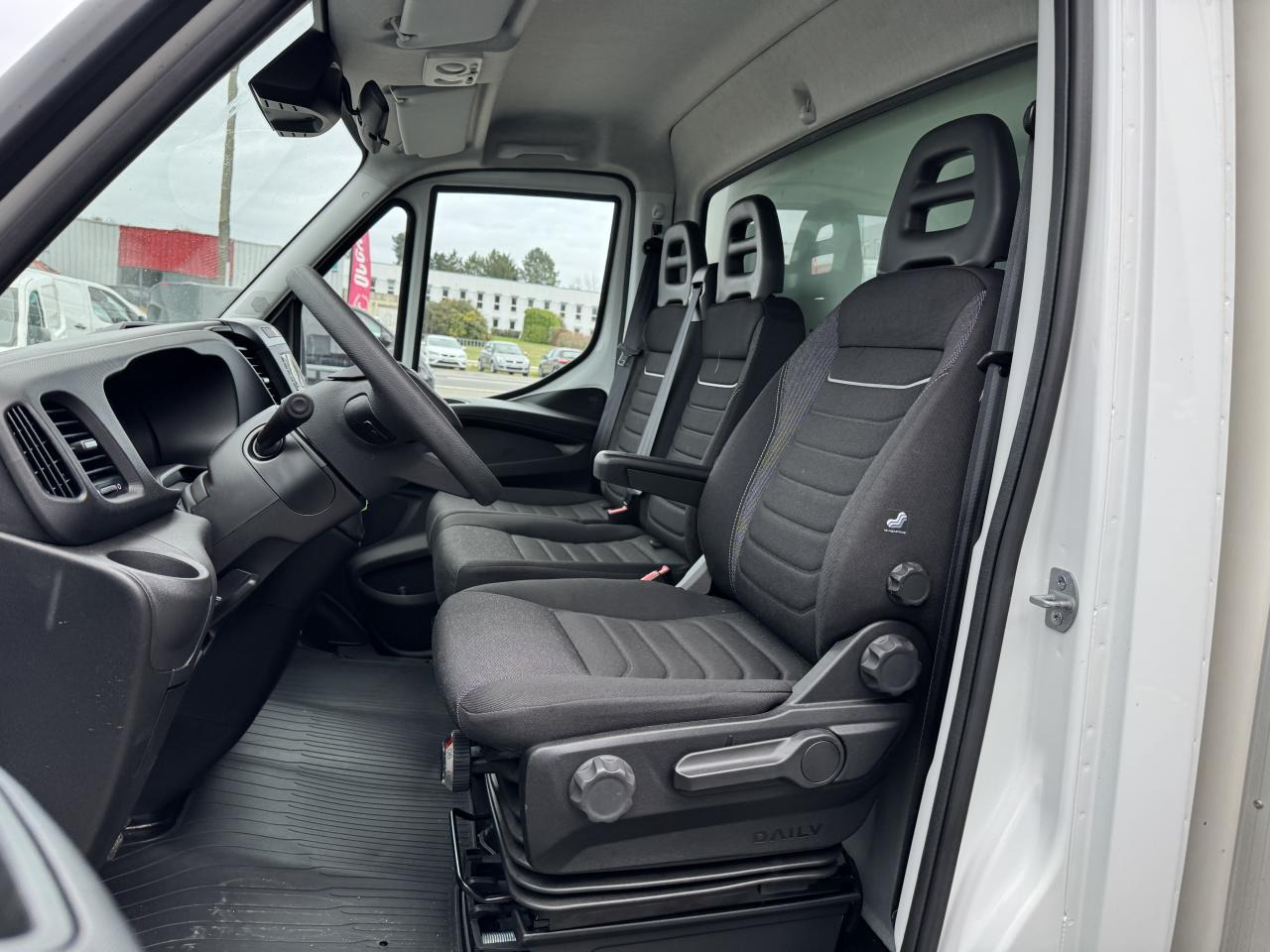 IVECO Daily 35 C 16H3.0 - BV Hi-Matic (Quad-Tor) CHASSIS CABINE CAISSE 20M3 - شاحنة مغلقة الصندوق: صورة 4 IVECO Daily 35 C 16H3.0 - BV Hi-Matic (Quad-Tor) CHASSIS CABINE CAISSE 20M3 - شاحنة مغلقة الصندوق: صورة 4