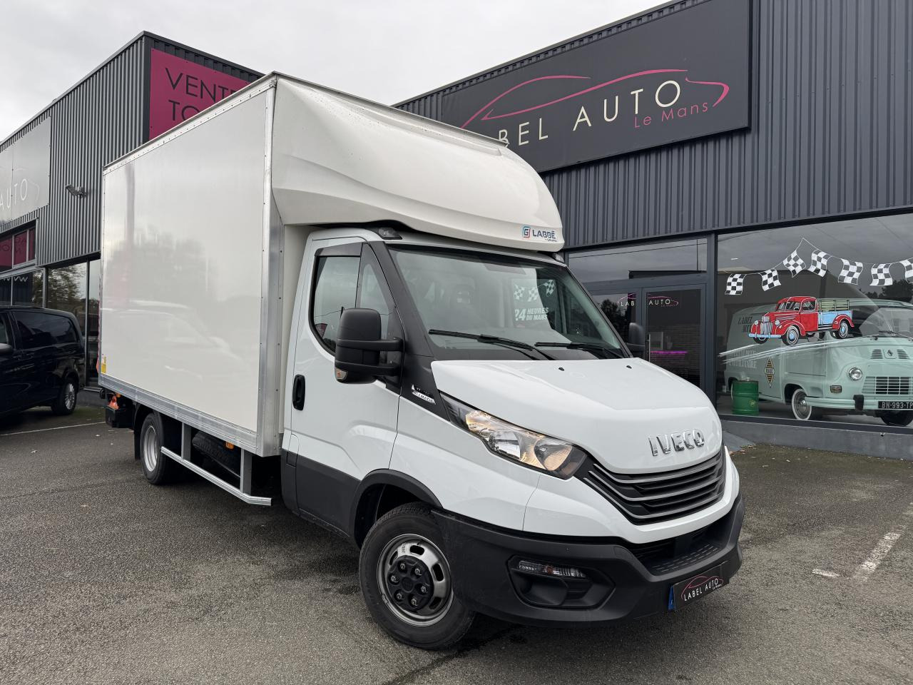 IVECO Daily 35 C 16H3.0 - BV Hi-Matic (Quad-Tor) CHASSIS CABINE CAISSE 20M3 - شاحنة مغلقة الصندوق: صورة 2 IVECO Daily 35 C 16H3.0 - BV Hi-Matic (Quad-Tor) CHASSIS CABINE CAISSE 20M3 - شاحنة مغلقة الصندوق: صورة 2