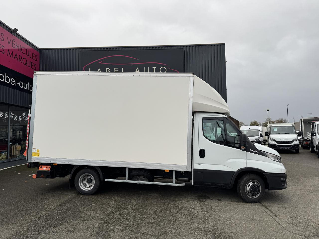 IVECO Daily 35 C 16H3.0 - BV Hi-Matic (Quad-Tor) CHASSIS CABINE CAISSE 20M3 - شاحنة مغلقة الصندوق: صورة 1 IVECO Daily 35 C 16H3.0 - BV Hi-Matic (Quad-Tor) CHASSIS CABINE CAISSE 20M3 - شاحنة مغلقة الصندوق: صورة 1