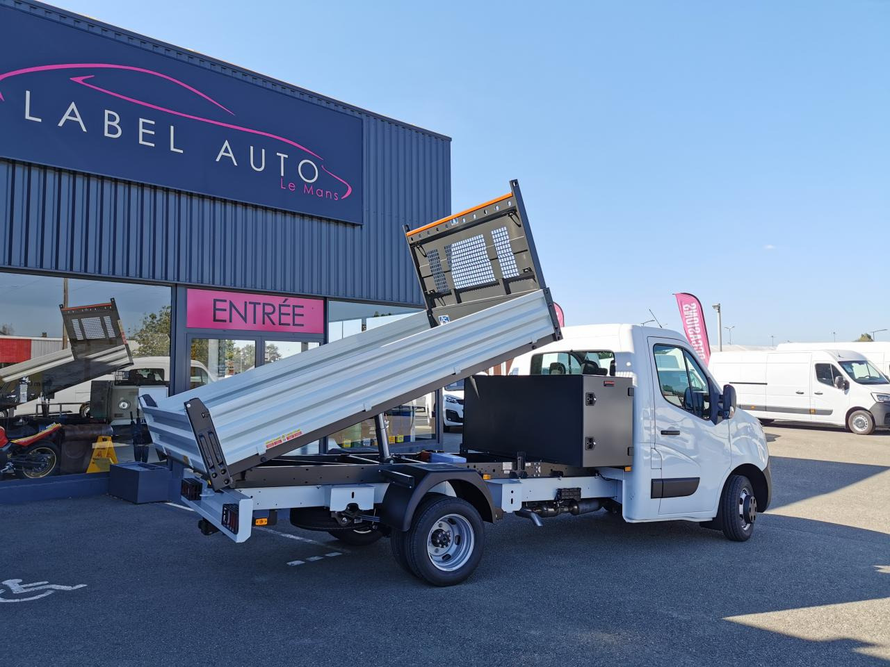 NISSAN Interstar Acenta 3.5t L3H1 2.3 dCi TT 165 - S/S II 2021 TRANSPORTS SPECIFIQUES Benne Scattolini + c - قلاب صغير: صورة 1 NISSAN Interstar Acenta 3.5t L3H1 2.3 dCi TT 165 - S/S II 2021 TRANSPORTS SPECIFIQUES Benne Scattolini + c - قلاب صغير: صورة 1