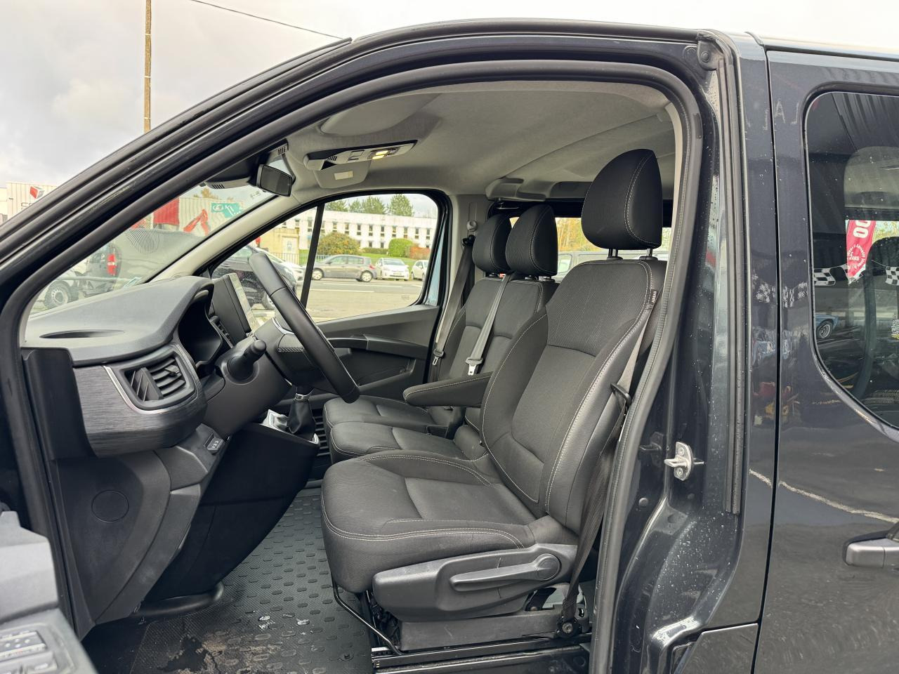 Nissan NV300 N-Connecta 3.0t L2H1 2.0 dCi - 150 - Stop/Start COMBI Combi L2H1 PHASE 2 - سيارة: صورة 5 Nissan NV300 N-Connecta 3.0t L2H1 2.0 dCi - 150 - Stop/Start COMBI Combi L2H1 PHASE 2 - سيارة: صورة 5