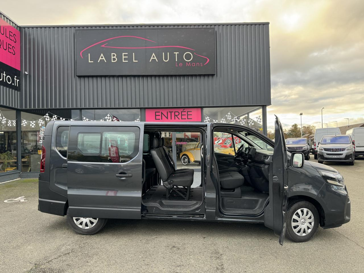 Nissan NV300 N-Connecta 3.0t L2H1 2.0 dCi - 150 - Stop/Start COMBI Combi L2H1 PHASE 2 - سيارة: صورة 1 Nissan NV300 N-Connecta 3.0t L2H1 2.0 dCi - 150 - Stop/Start COMBI Combi L2H1 PHASE 2 - سيارة: صورة 1