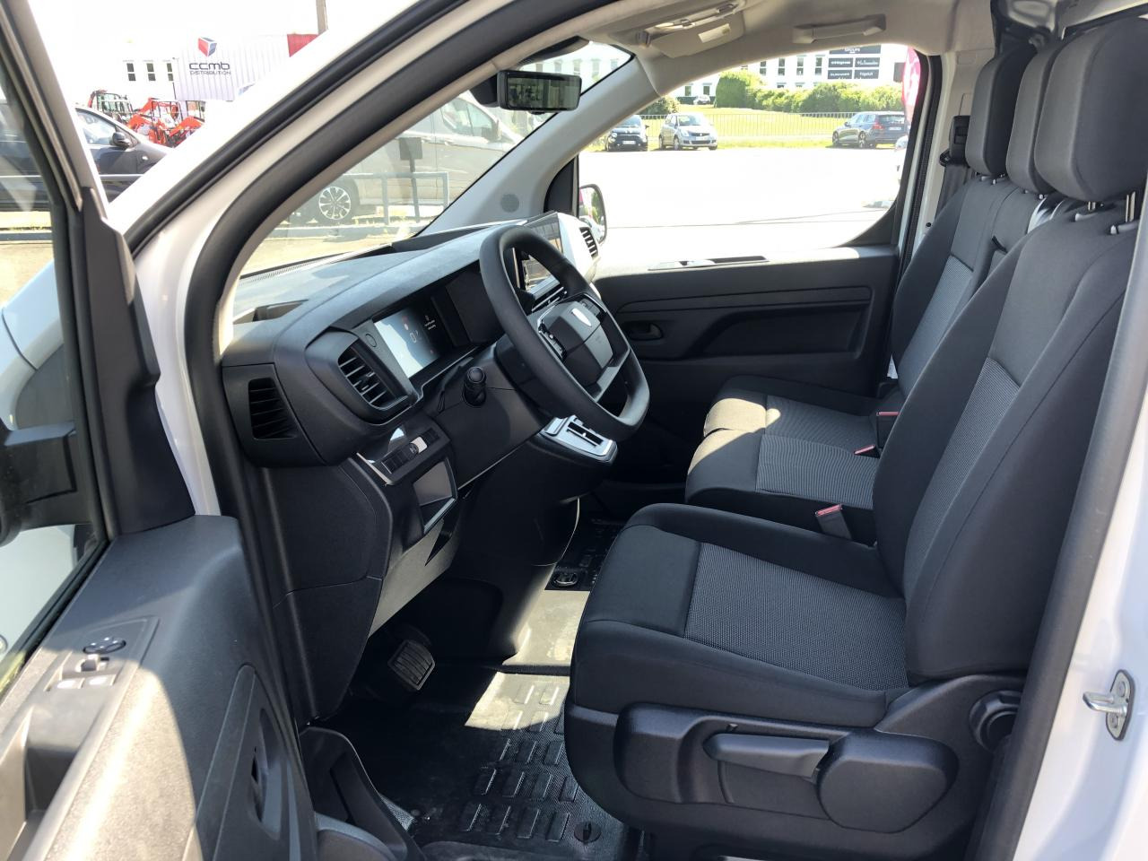 PEUGEOT Expert M 2.0 BlueHDi - 145 S&S - BV EAT8 III FOURGON Fourgon PHASE 2 - فان: صورة 5 PEUGEOT Expert M 2.0 BlueHDi - 145 S&S - BV EAT8 III FOURGON Fourgon PHASE 2 - فان: صورة 5