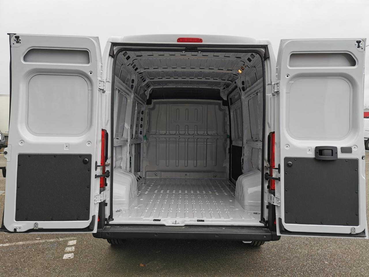 Peugeot Boxer 3.5t L2H2 2.2 HDi S&S Maxi - 140 III FOURGON TOLE Fourgon Tolé 435 L2H2 PHASE 3 - فان: صورة 3 Peugeot Boxer 3.5t L2H2 2.2 HDi S&S Maxi - 140 III FOURGON TOLE Fourgon Tolé 435 L2H2 PHASE 3 - فان: صورة 3