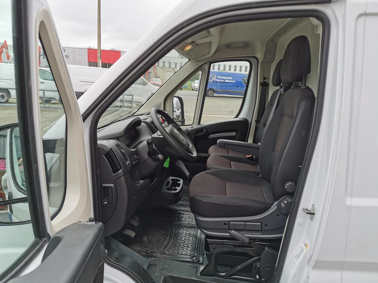 Peugeot Boxer 3.5t L2H2 2.2 HDi S&S Maxi - 140 III FOURGON TOLE Fourgon Tolé 435 L2H2 PHASE 3 - فان: صورة 4 Peugeot Boxer 3.5t L2H2 2.2 HDi S&S Maxi - 140 III FOURGON TOLE Fourgon Tolé 435 L2H2 PHASE 3 - فان: صورة 4