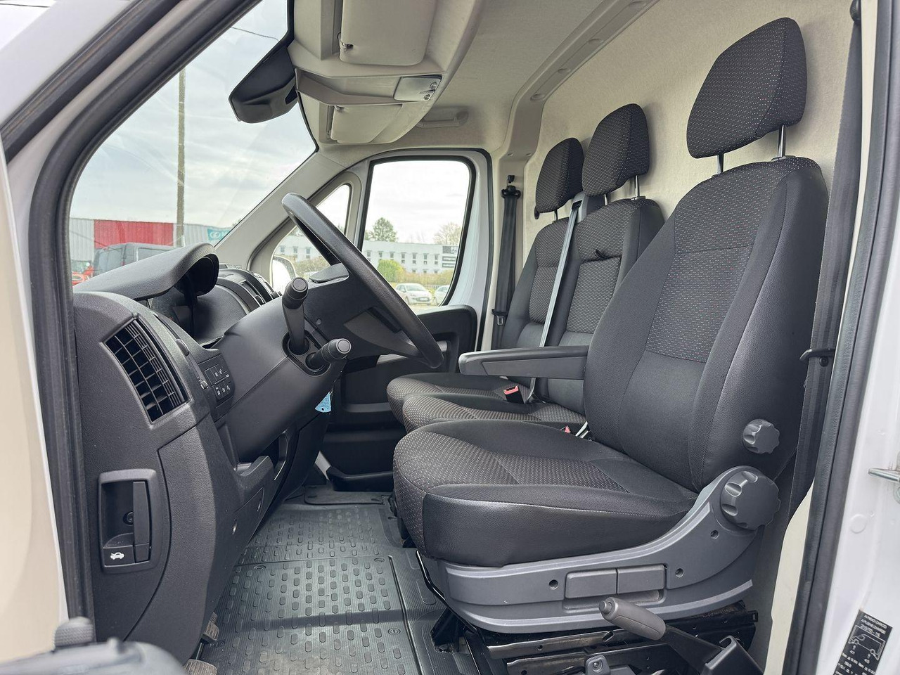 Peugeot Boxer 330 L1H1 2.2 BLUEHDI S&S 140CH ASPHALT - فان المدمجة: صورة 4 Peugeot Boxer 330 L1H1 2.2 BLUEHDI S&S 140CH ASPHALT - فان المدمجة: صورة 4
