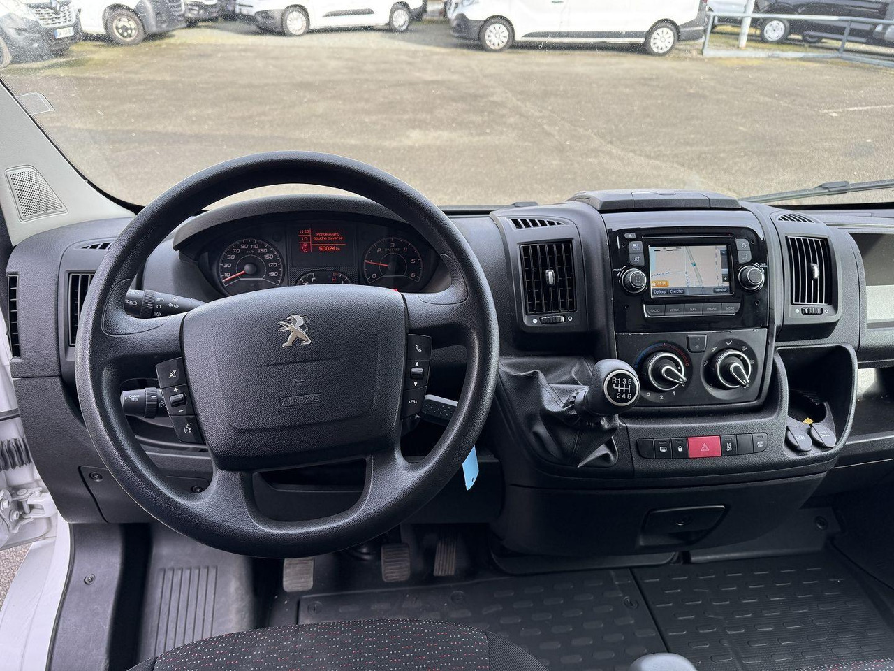 Peugeot Boxer 330 L1H1 2.2 BLUEHDI S&S 140CH ASPHALT - فان المدمجة: صورة 3 Peugeot Boxer 330 L1H1 2.2 BLUEHDI S&S 140CH ASPHALT - فان المدمجة: صورة 3