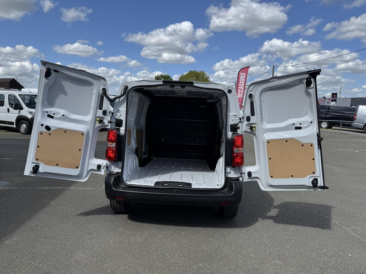 Peugeot Expert M 1.5 BlueHDi - 120 S&S III FOURGON Fourgon PHASE 2 - فان: صورة 3 Peugeot Expert M 1.5 BlueHDi - 120 S&S III FOURGON Fourgon PHASE 2 - فان: صورة 3