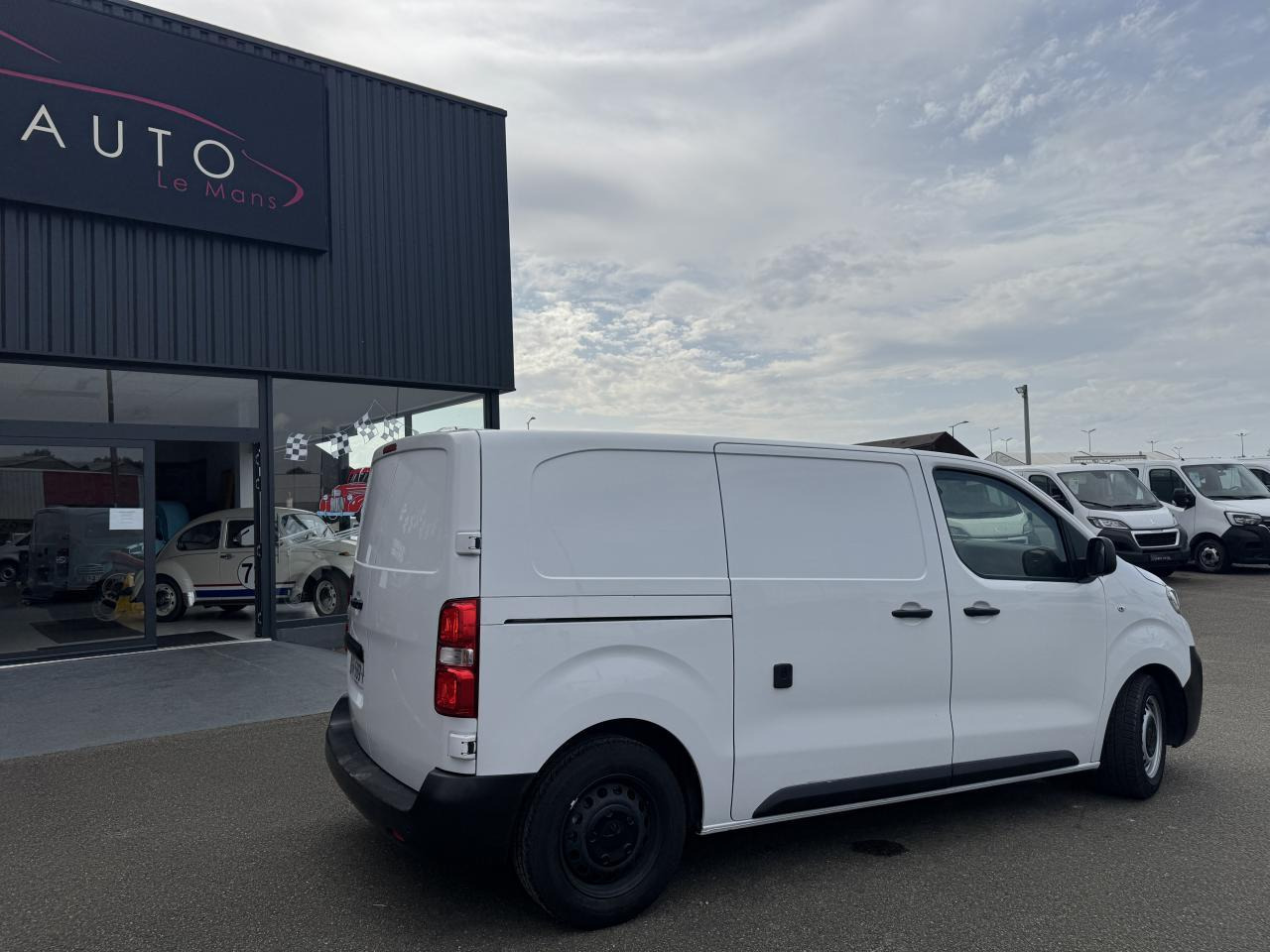 Peugeot Expert STANDARD 2.0 BLUEHDI 180CH S&S ASPHALT EAT8 - فان: صورة 5 Peugeot Expert STANDARD 2.0 BLUEHDI 180CH S&S ASPHALT EAT8 - فان: صورة 5