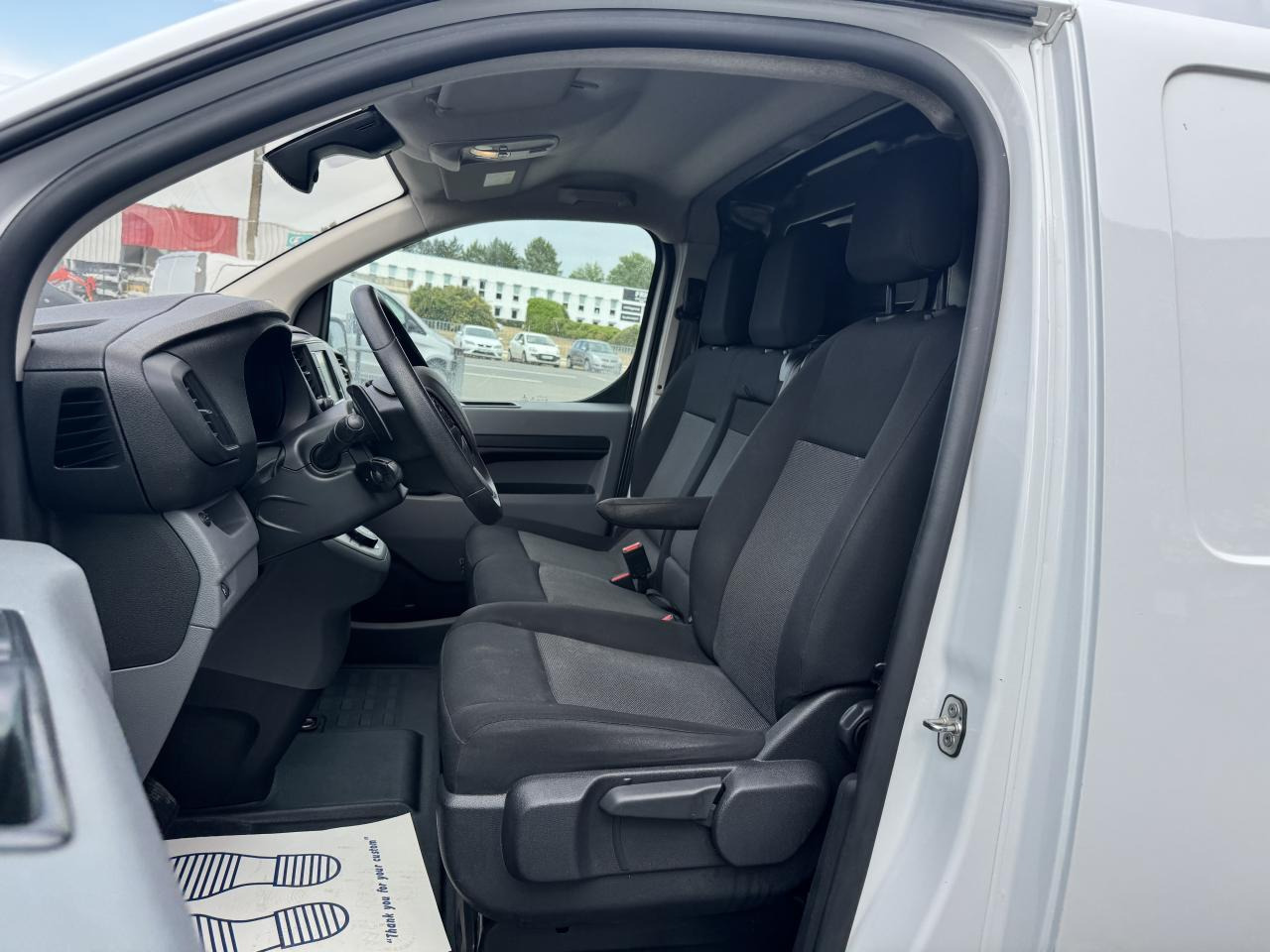 Peugeot Expert STANDARD 2.0 BLUEHDI 180CH S&S ASPHALT EAT8 - فان: صورة 4 Peugeot Expert STANDARD 2.0 BLUEHDI 180CH S&S ASPHALT EAT8 - فان: صورة 4